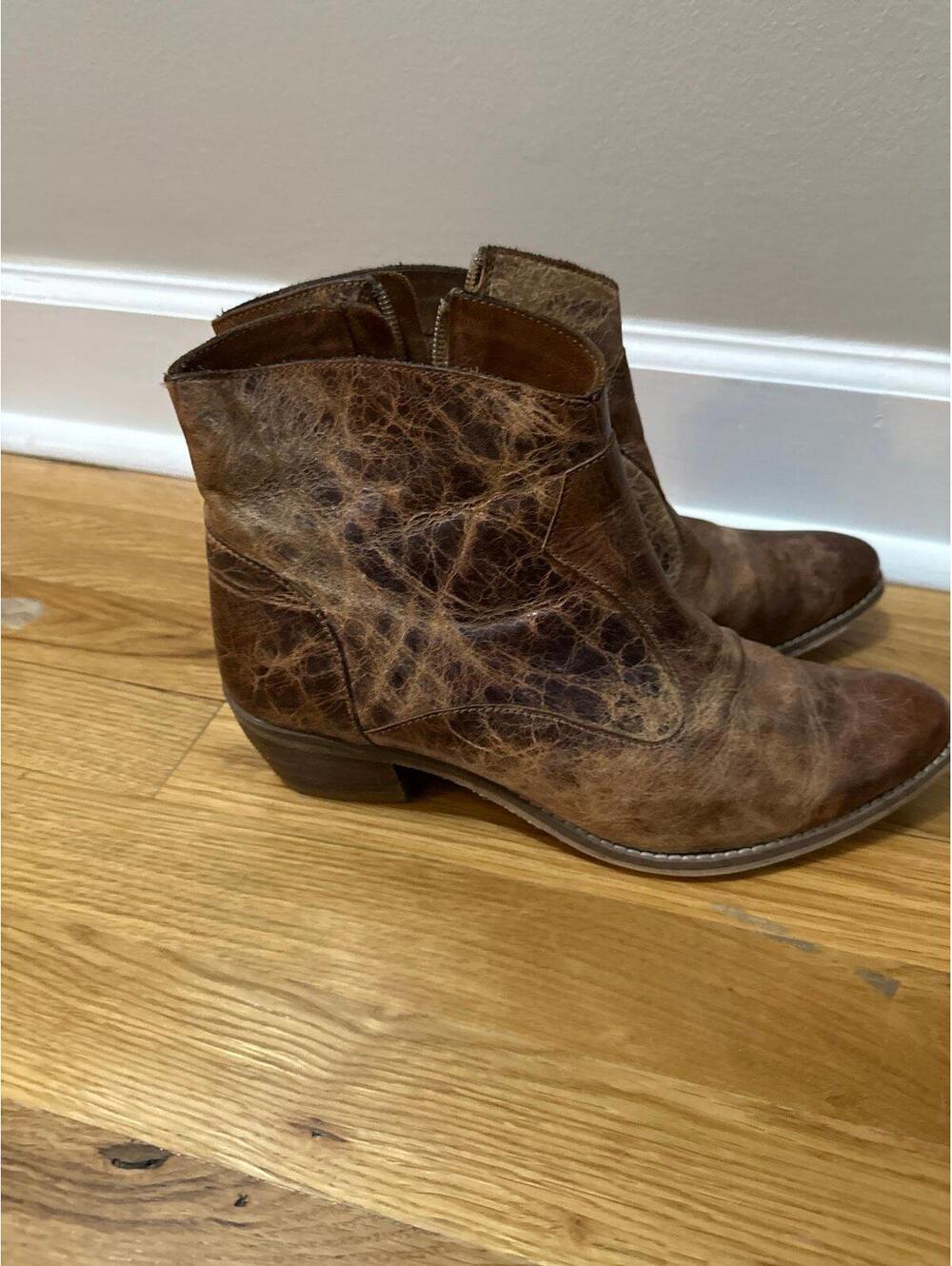 Diba True Walnut Grove distressed leather booties sz 9.5